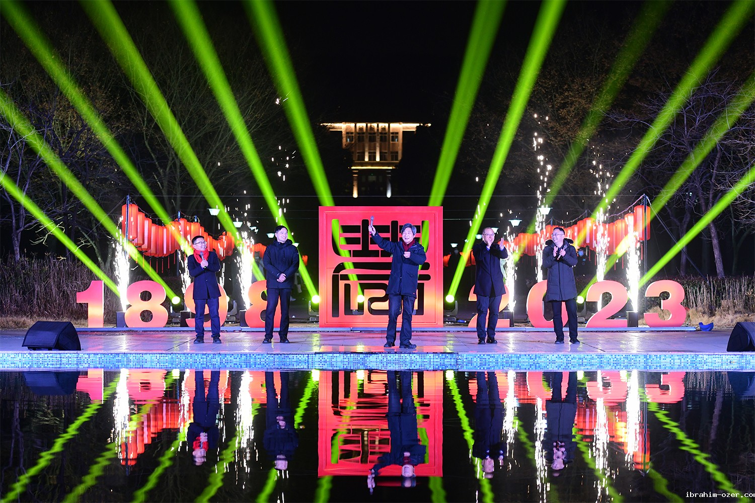 校领导向现场观众致新年祝福(记者 刘涛 摄)